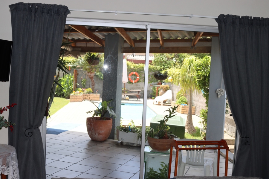 To Let 4 Bedroom Property for Rent in Kleinmond Western Cape